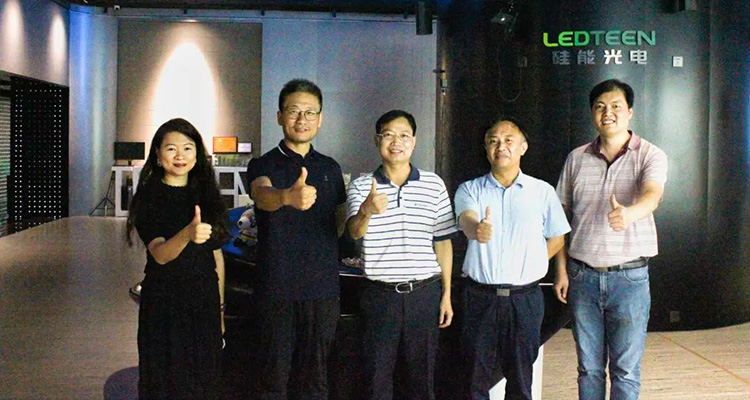 公司動(dòng)態(tài)| 廣州黃埔區(qū)工信局黨組書記黃輝龍帶隊(duì)蒞臨金年会jinnian光電